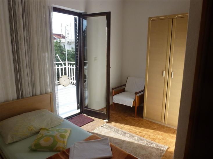 Room S2, for 3 persons