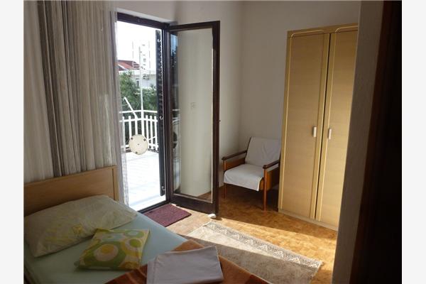 Room S2, for 3 persons