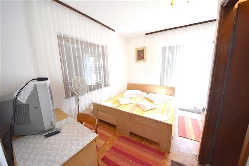 Room S2, for 3 persons