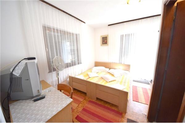 Room S2, for 3 persons