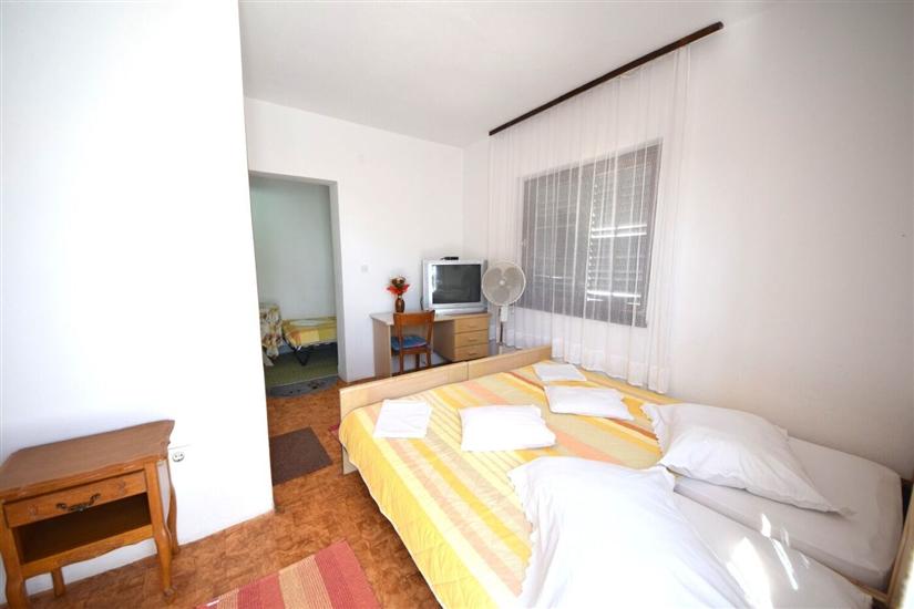 Room S2, for 3 persons