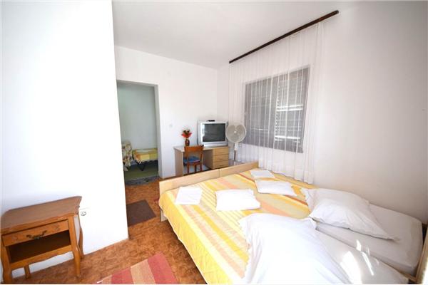 Room S2, for 3 persons
