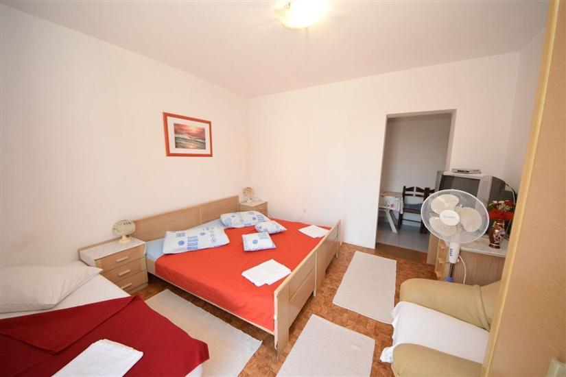 Room S4, for 3 persons