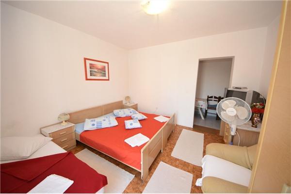 Room S4, for 3 persons