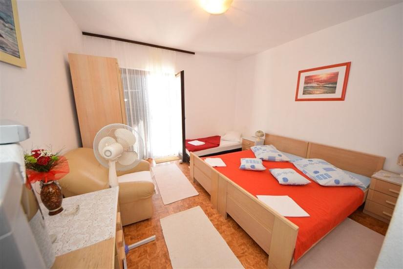 Room S4, for 3 persons