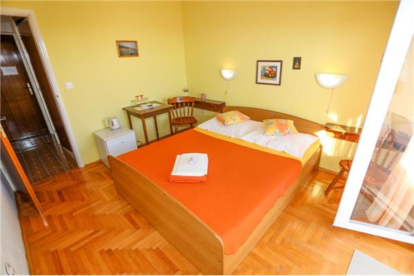 Room S4, for 2 persons