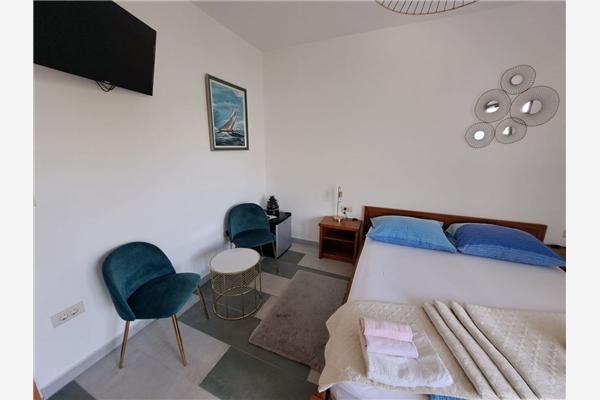 Room S1, for 2 persons