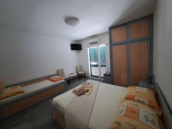 Room S3, for 3 persons