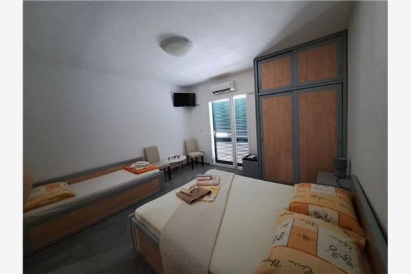 Room S3, for 3 persons