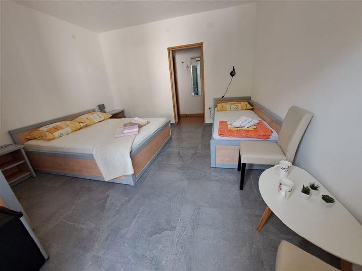 Room S3, for 3 persons