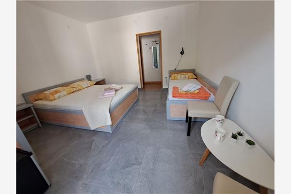 Room S3, for 3 persons