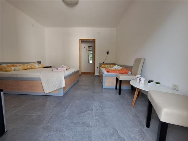 Room S3, for 3 persons