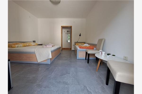 Room S3, for 3 persons