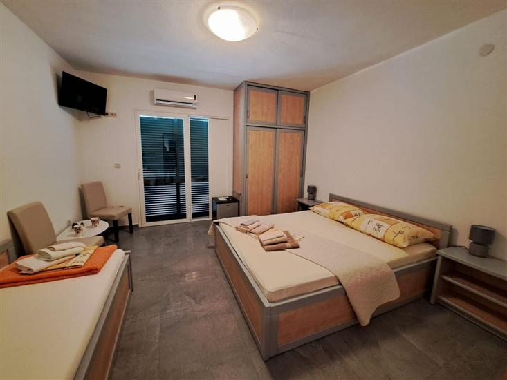 Room S3, for 3 persons