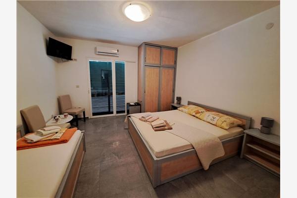 Room S3, for 3 persons