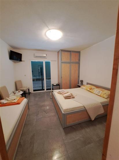 Room S3, for 3 persons