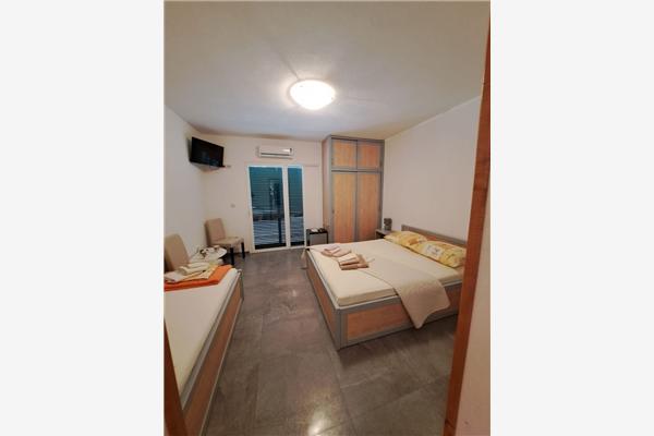 Room S3, for 3 persons