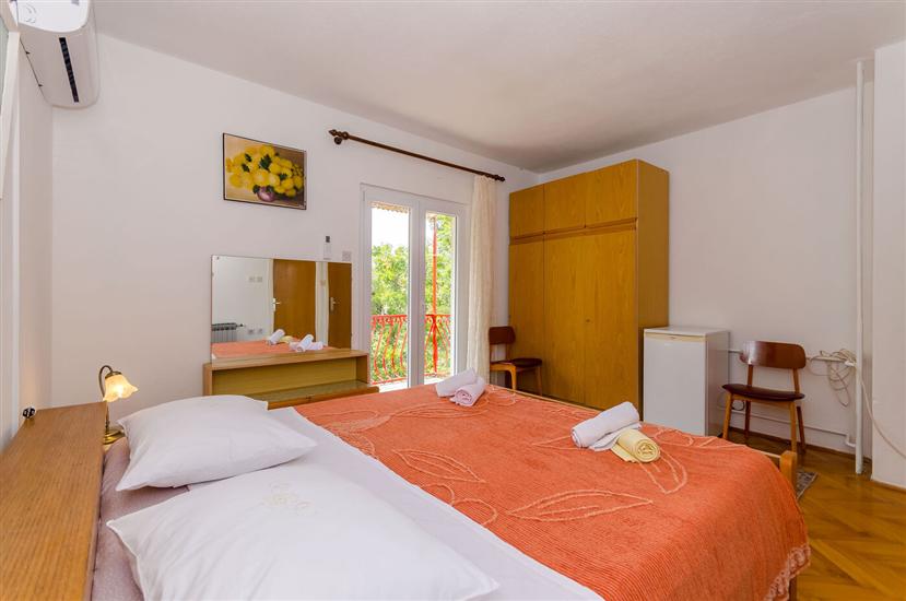 Room S1, for 2 persons