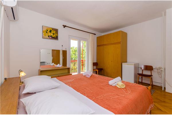 Room S1, for 2 persons