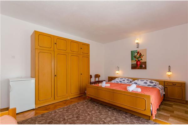 Room S2, for 3 persons