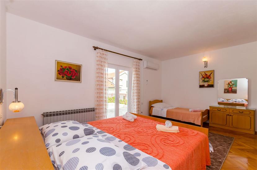 Room S2, for 3 persons