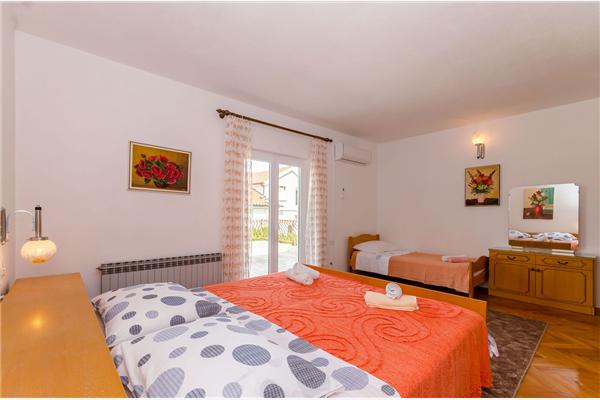 Room S2, for 3 persons