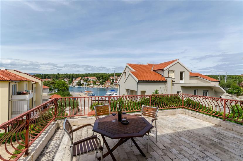 Room S2, for 3 persons