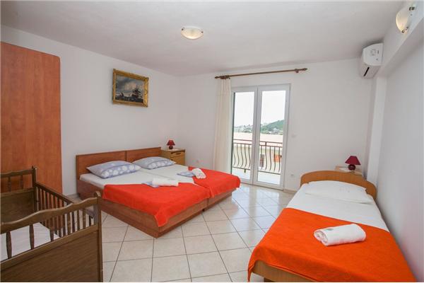 Apartment A2, for 5 persons