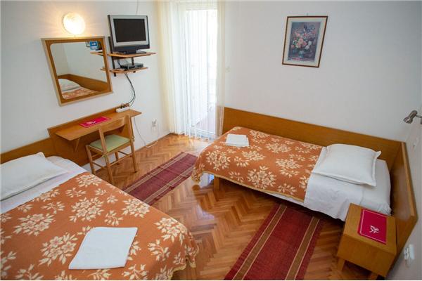Room S1, for 2 persons