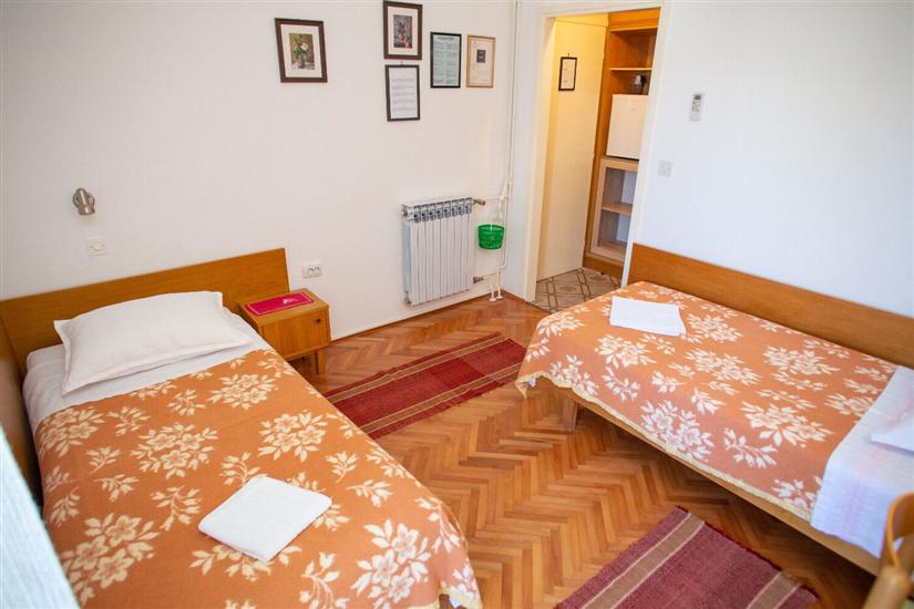 Room S1, for 2 persons