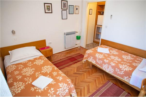 Room S1, for 2 persons