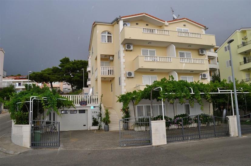 Apartments Ivi