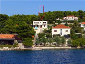 Apartment Mari Sumartin - island Brac, Size 100.00 m2, Airline distance to the sea 30 m, Airline distance to town centre 300 m