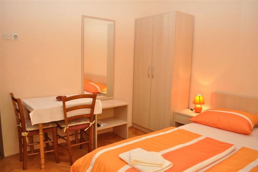 Room S3, for 3 persons