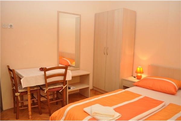 Room S3, for 3 persons