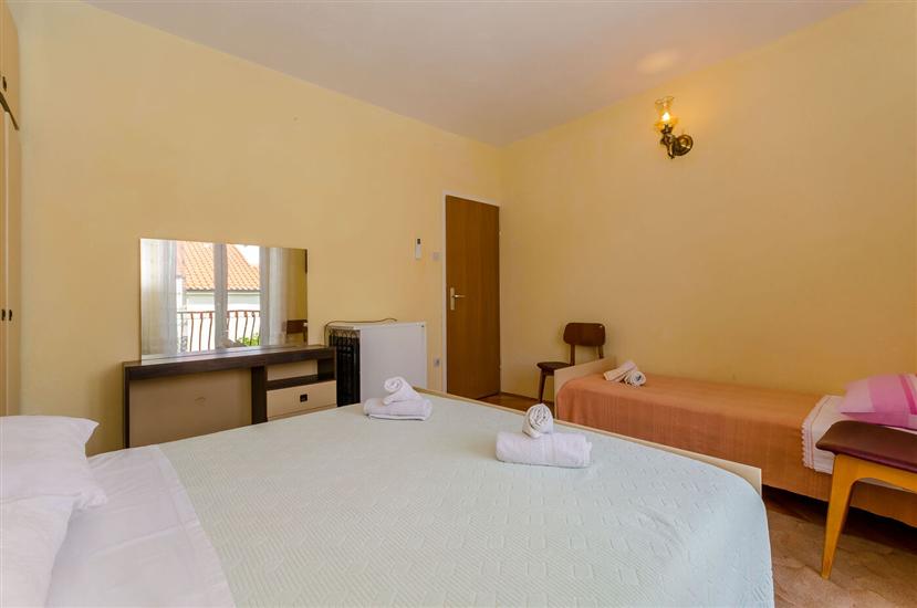 Room S4, for 3 persons