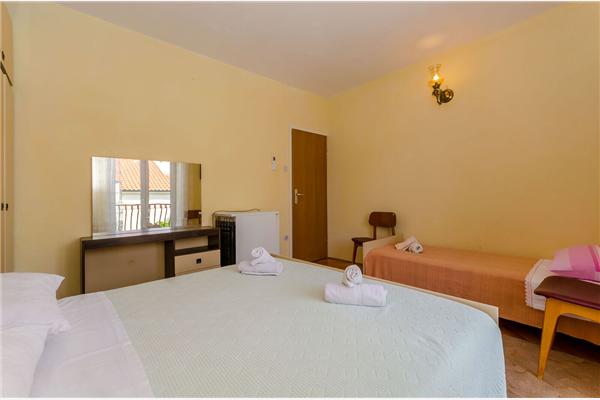 Room S4, for 3 persons