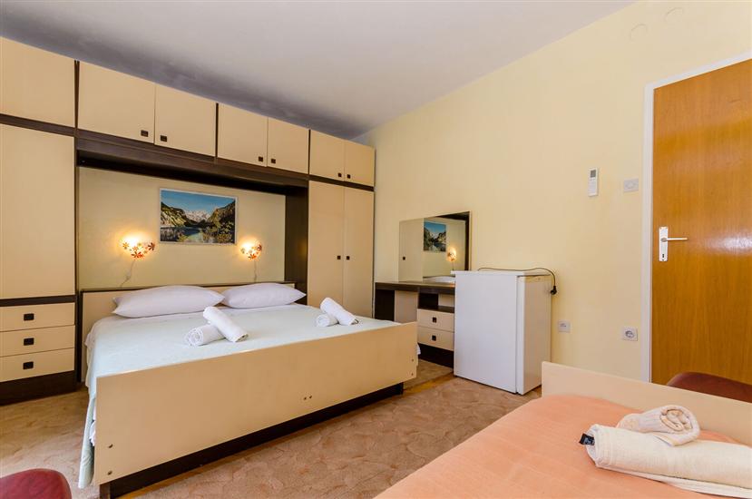 Room S4, for 3 persons