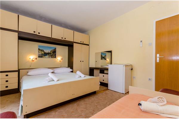 Room S4, for 3 persons