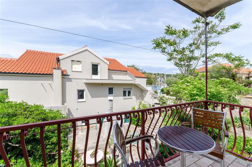 Room S4, for 3 persons