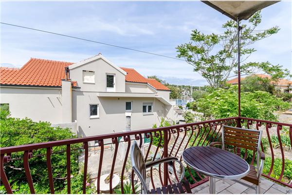 Room S4, for 3 persons