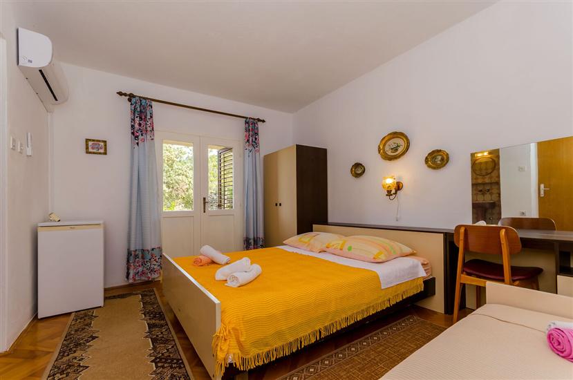 Room S5, for 3 persons