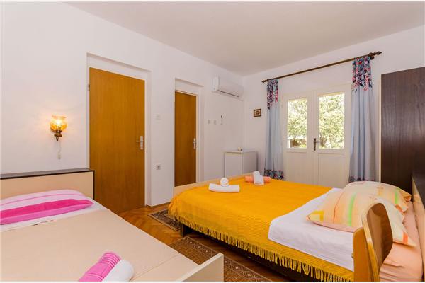 Room S5, for 3 persons