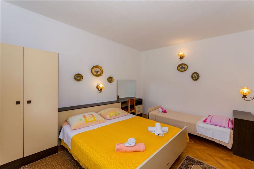 Room S5, for 3 persons