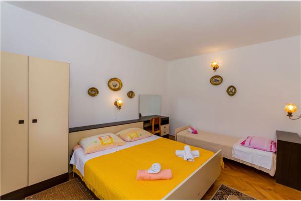 Room S5, for 3 persons