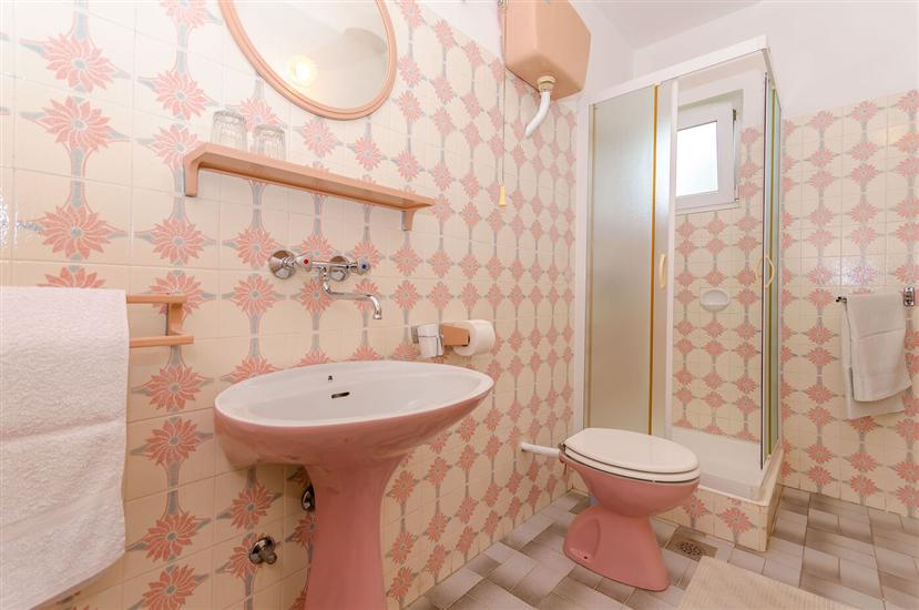 Room S5, for 3 persons