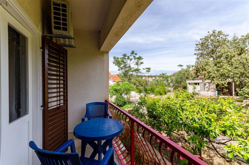 Room S5, for 3 persons