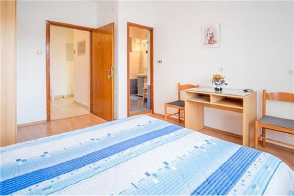 Room S1, for 2 persons