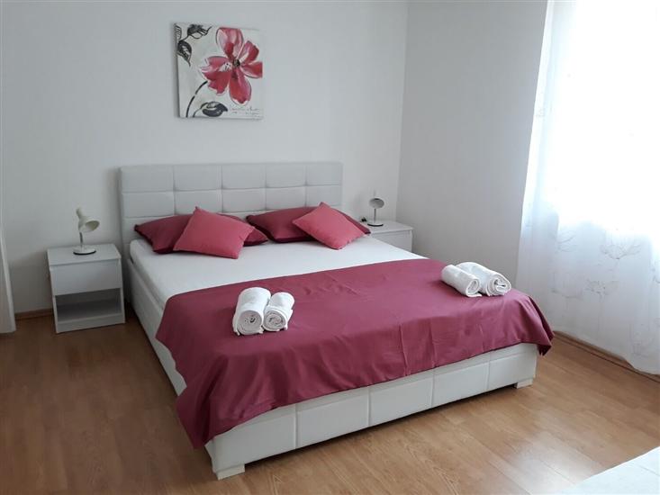 Room S2, for 3 persons