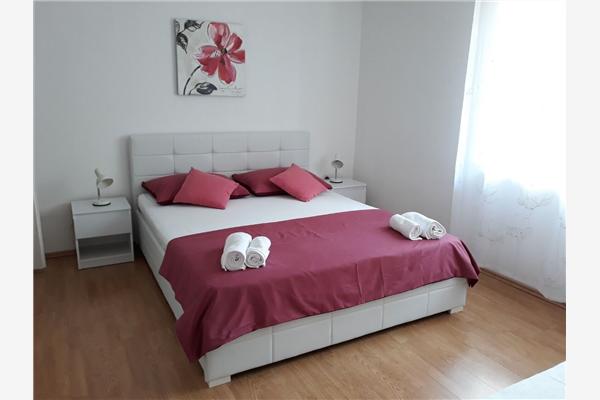 Room S2, for 3 persons